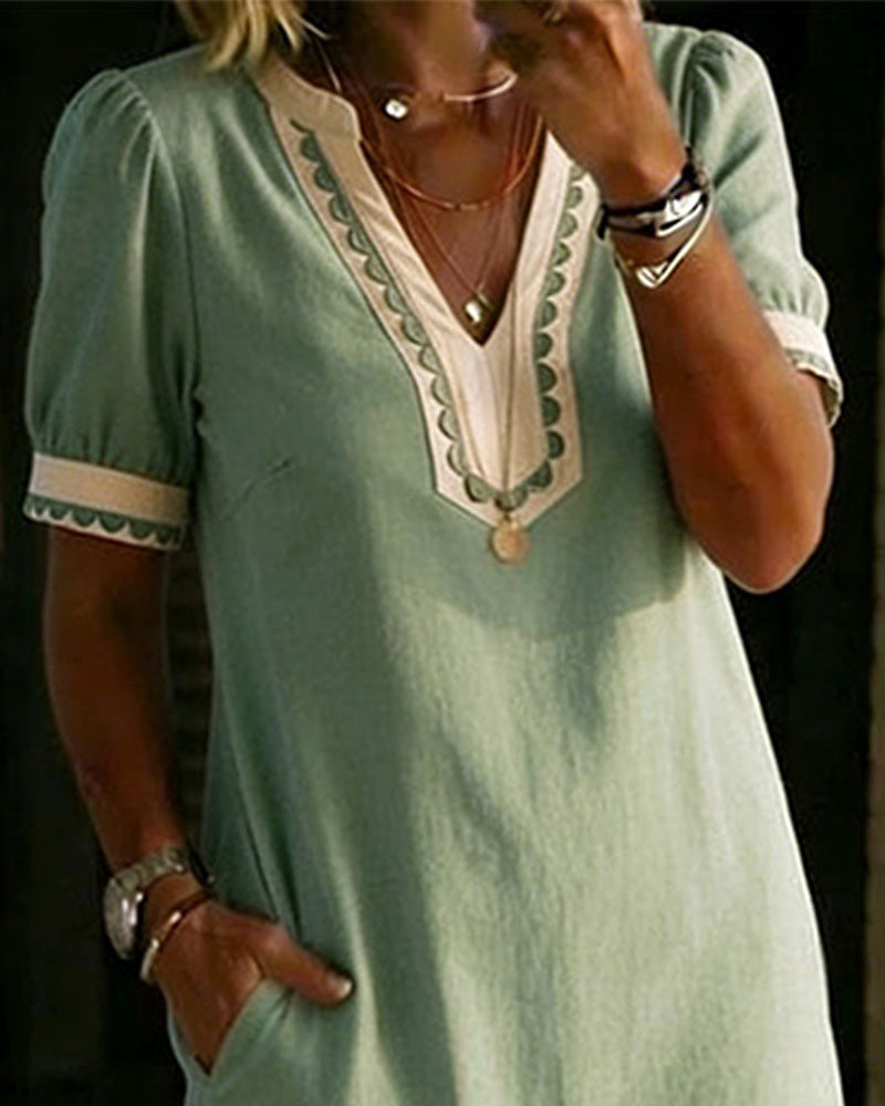 Sukienka z dekoltem w serek i kontrastującymi krótkimi rękawami