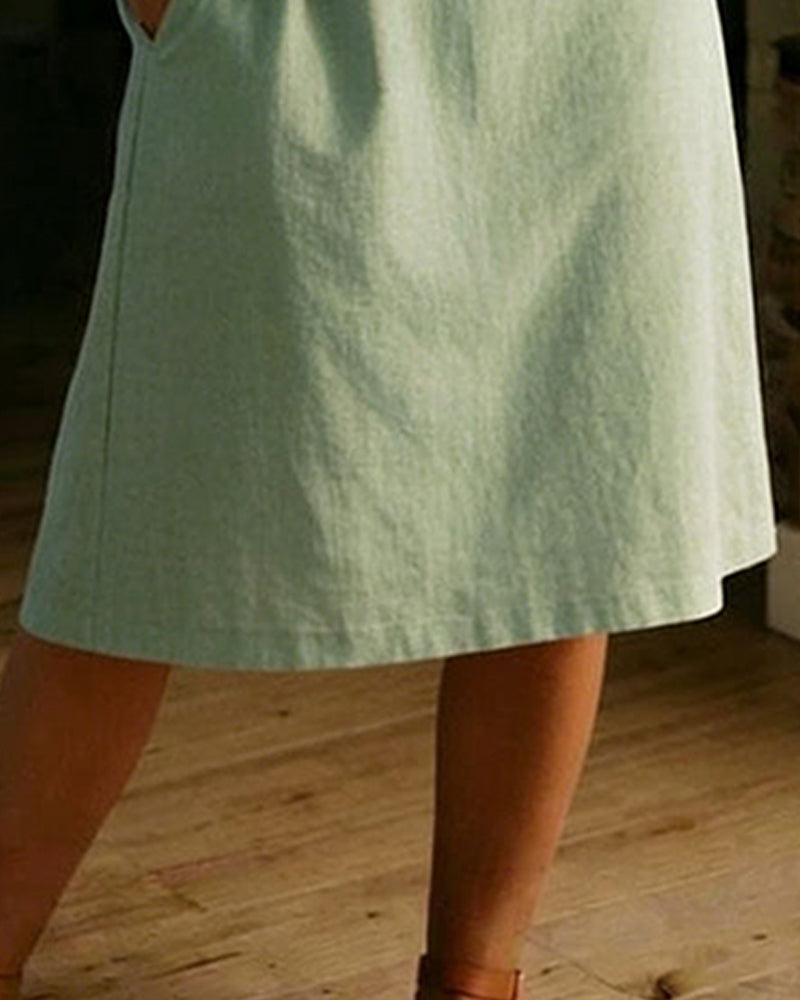 Sukienka z dekoltem w serek i kontrastującymi krótkimi rękawami