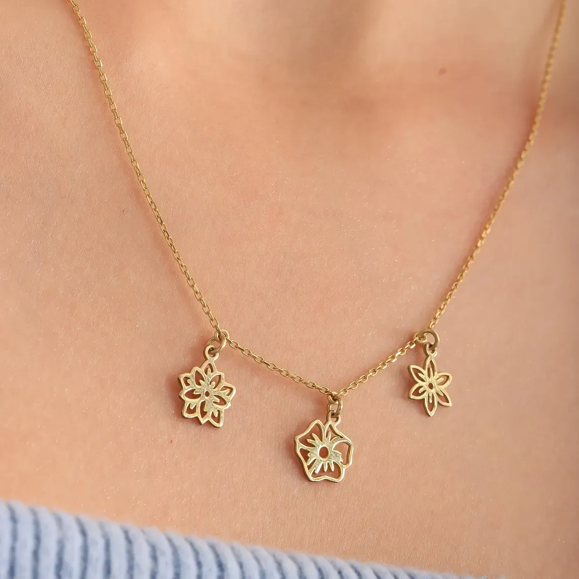 Mom's Personalized Gift Family's Birth Flower Necklace