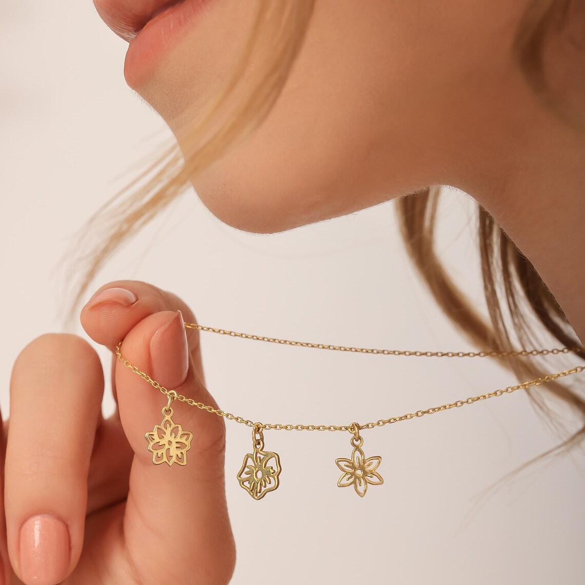 Mom's Personalized Gift Family's Birth Flower Necklace