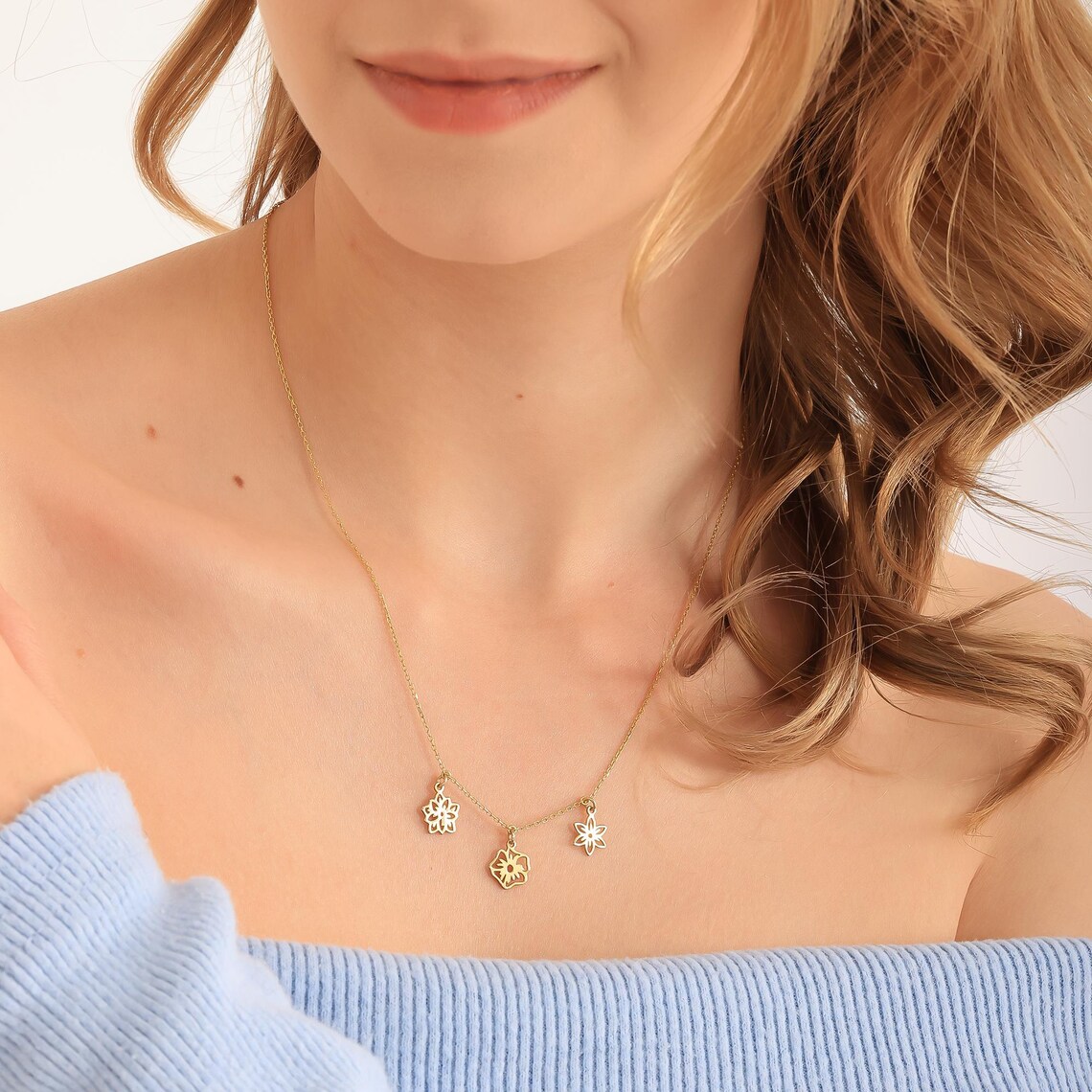 Mom's Personalized Gift Family's Birth Flower Necklace