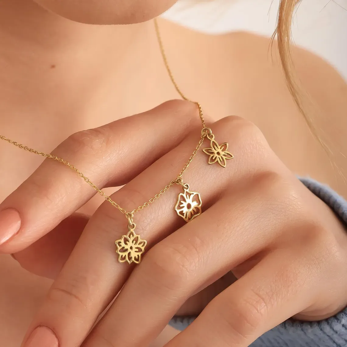 Mom's Personalized Gift Family's Birth Flower Necklace