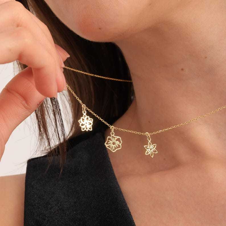 Mom's Personalized Gift Custom Family's Birth Flower Necklace