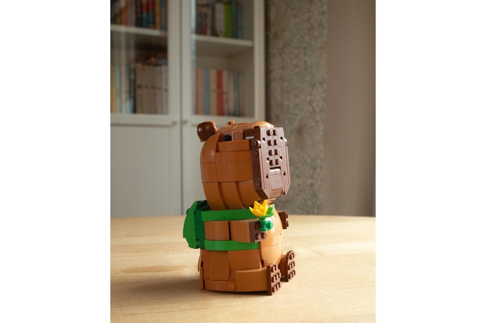 Custom MOC-250470 Cute Capybara Backpacker Companion Toys Building Blocks Set 912 Parts