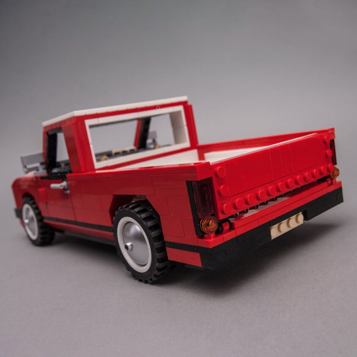 C4639 Alternate Build of 10220: Red Pickup Building Toys Set 713 Parts-ZITIANYOUBUILD