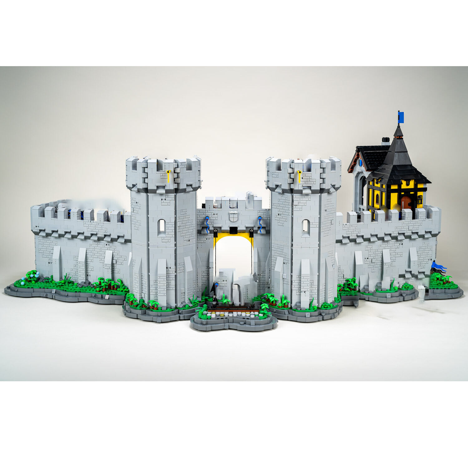 MOC-113847 Classic Castle with Detailed Exteriors & Interiors 10913 Parts-ZITIANYOUBUILD