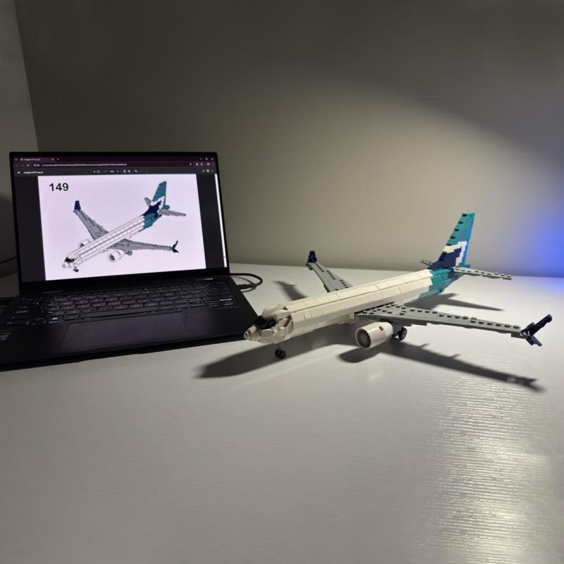 MOC-244355 1/100 Scale Boeing 737 MAX 8 Westjet Livery Building Blocks Set (723PCS)