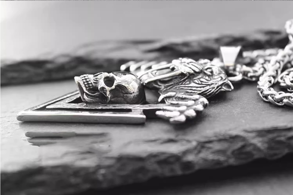 Sabretooth tiger, skull necklace