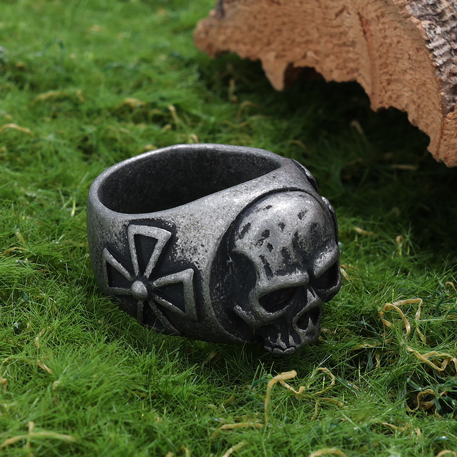 Cross skull ring