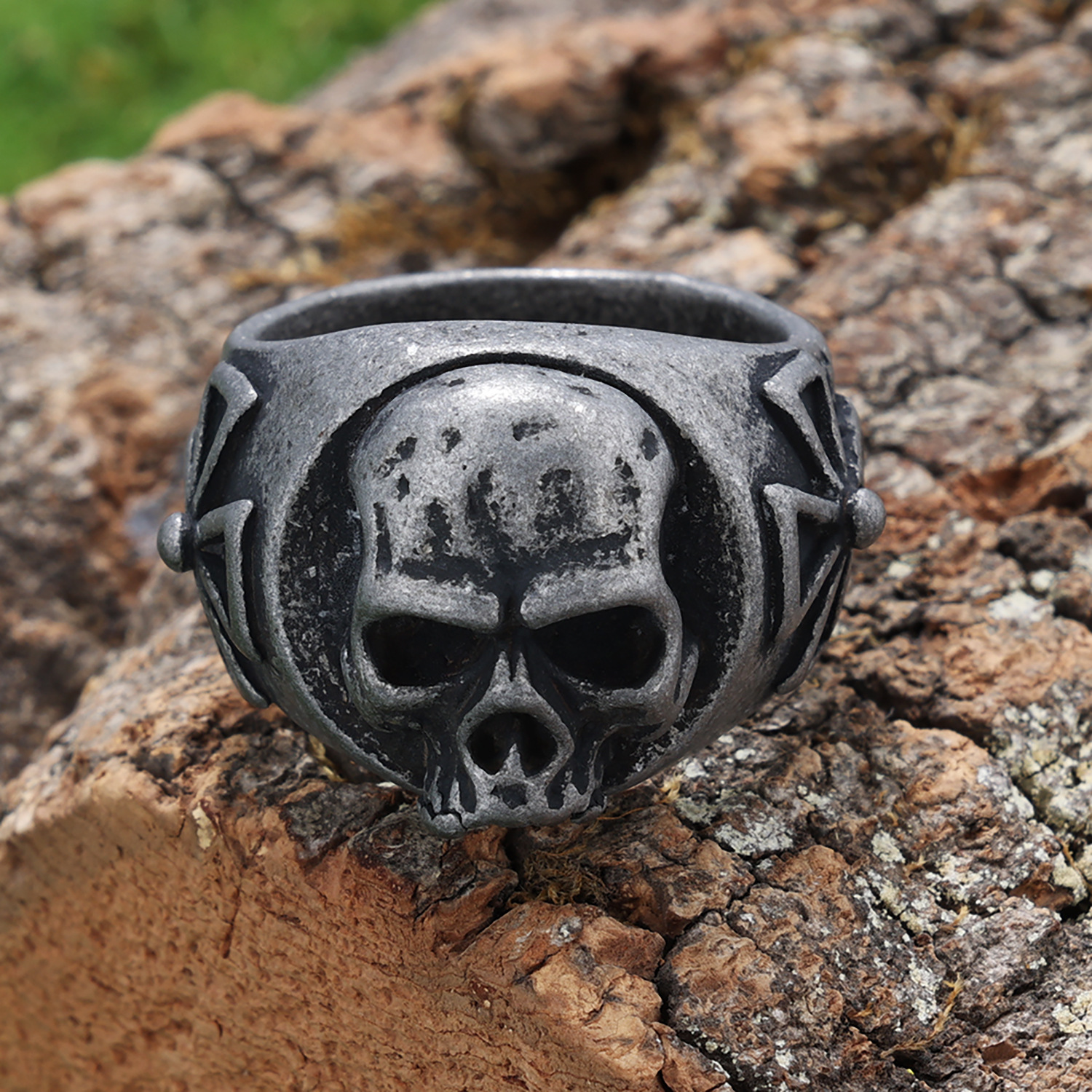 Cross skull ring