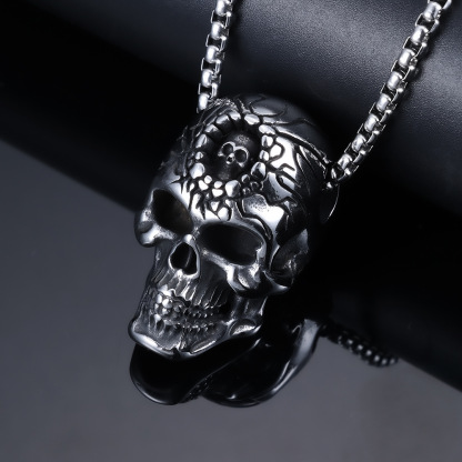 Large and small skull necklace