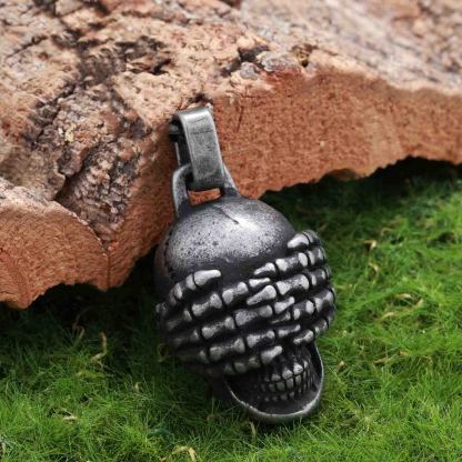 Covering eyes skull pendant necklace