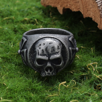 Cross skull ring
