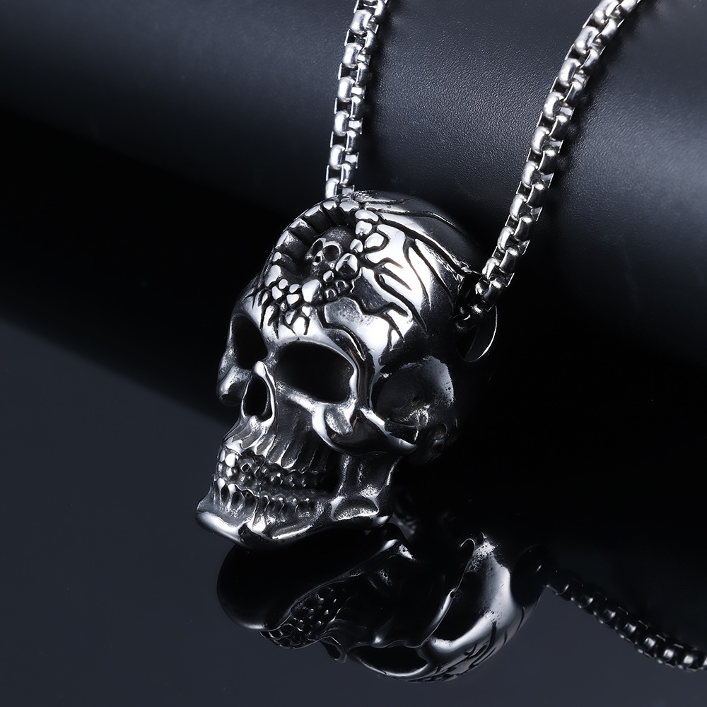 Large and small skull necklace