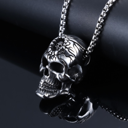 Large and small skull necklace