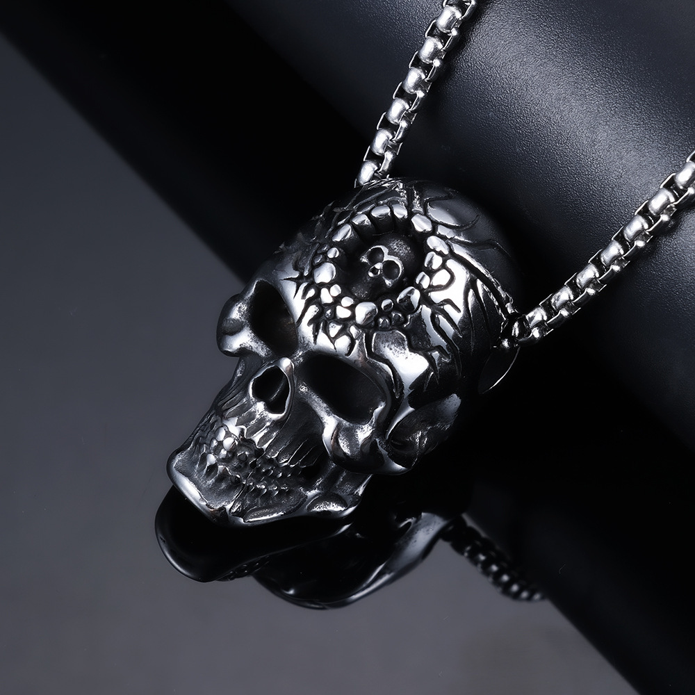 Large and small skull necklace