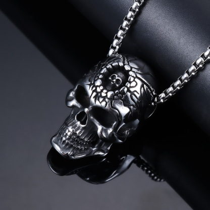 Large and small skull necklace