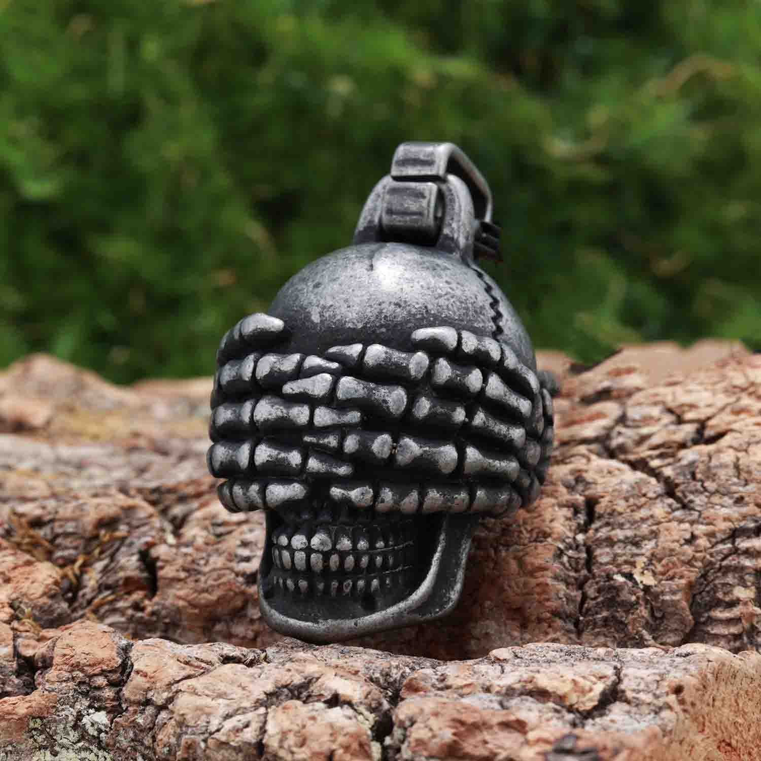 Covering eyes skull pendant necklace