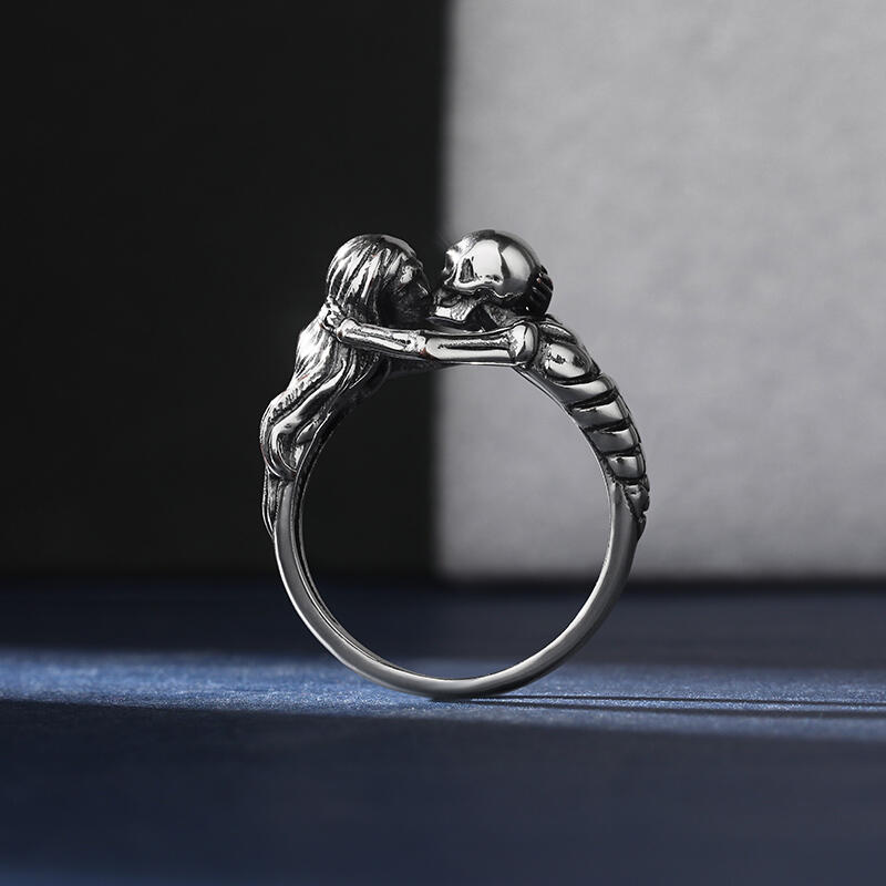"Kiss of Death" Sterling Silver Skull Ring
