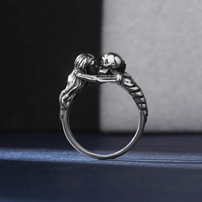 "Kiss of Death" Sterling Silver Skull Ring