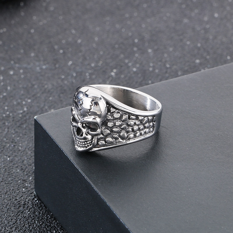 Punk skull ring