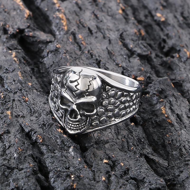 Punk skull ring
