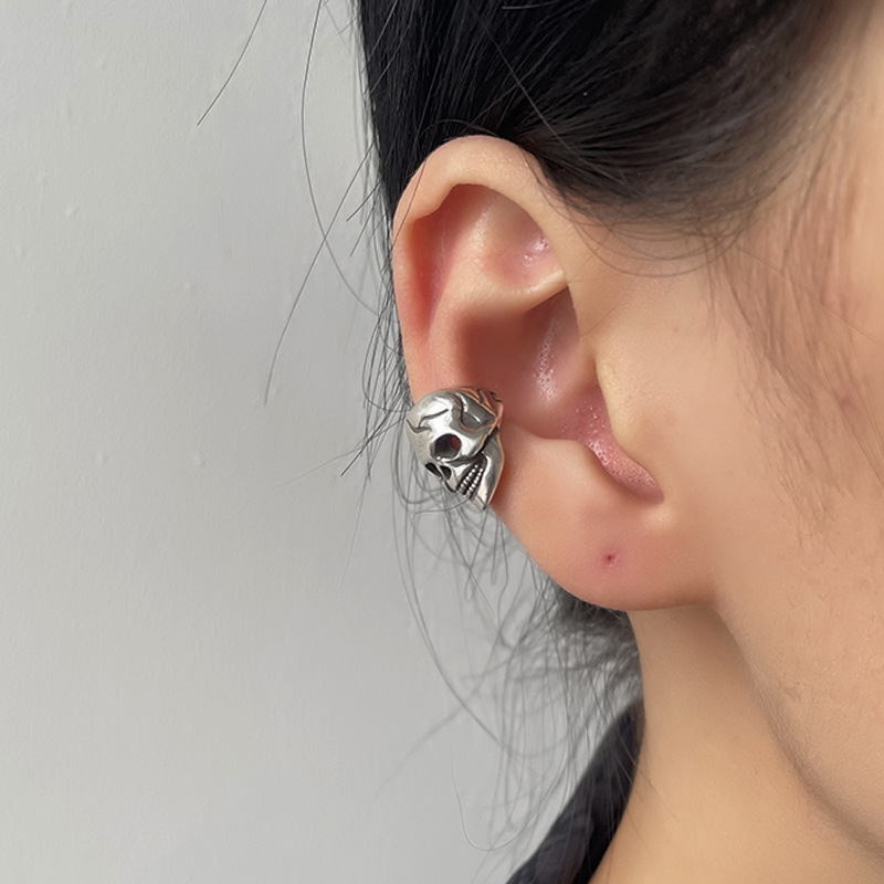 Skull ear clip