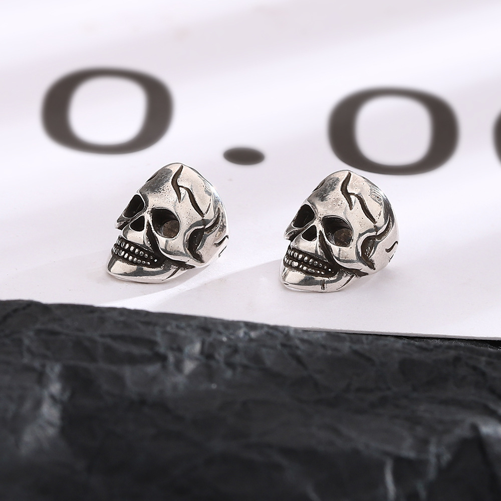Skull ear clip