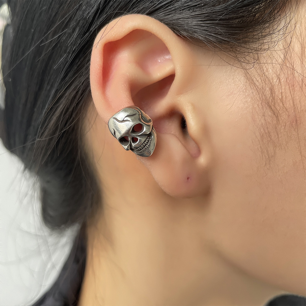 Skull ear clip