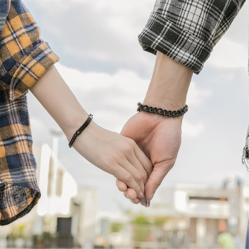 Customized nameplate bracelet