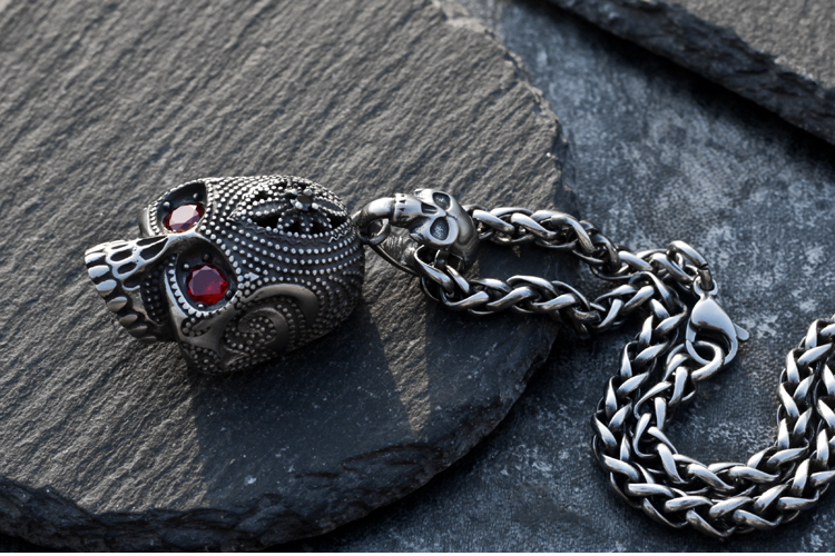 Red eye skull necklace