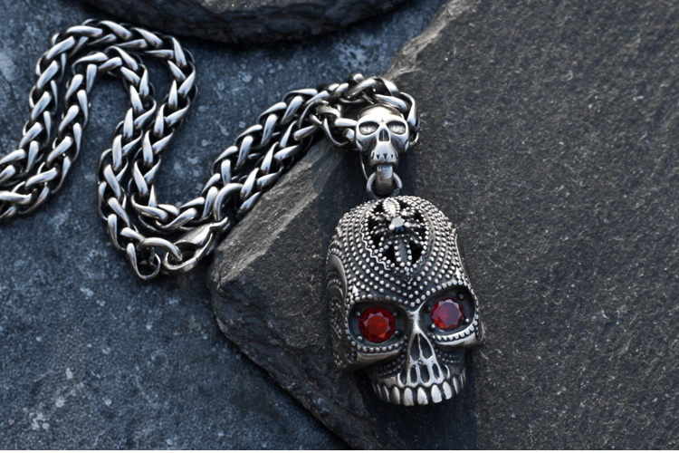 Red eye skull necklace