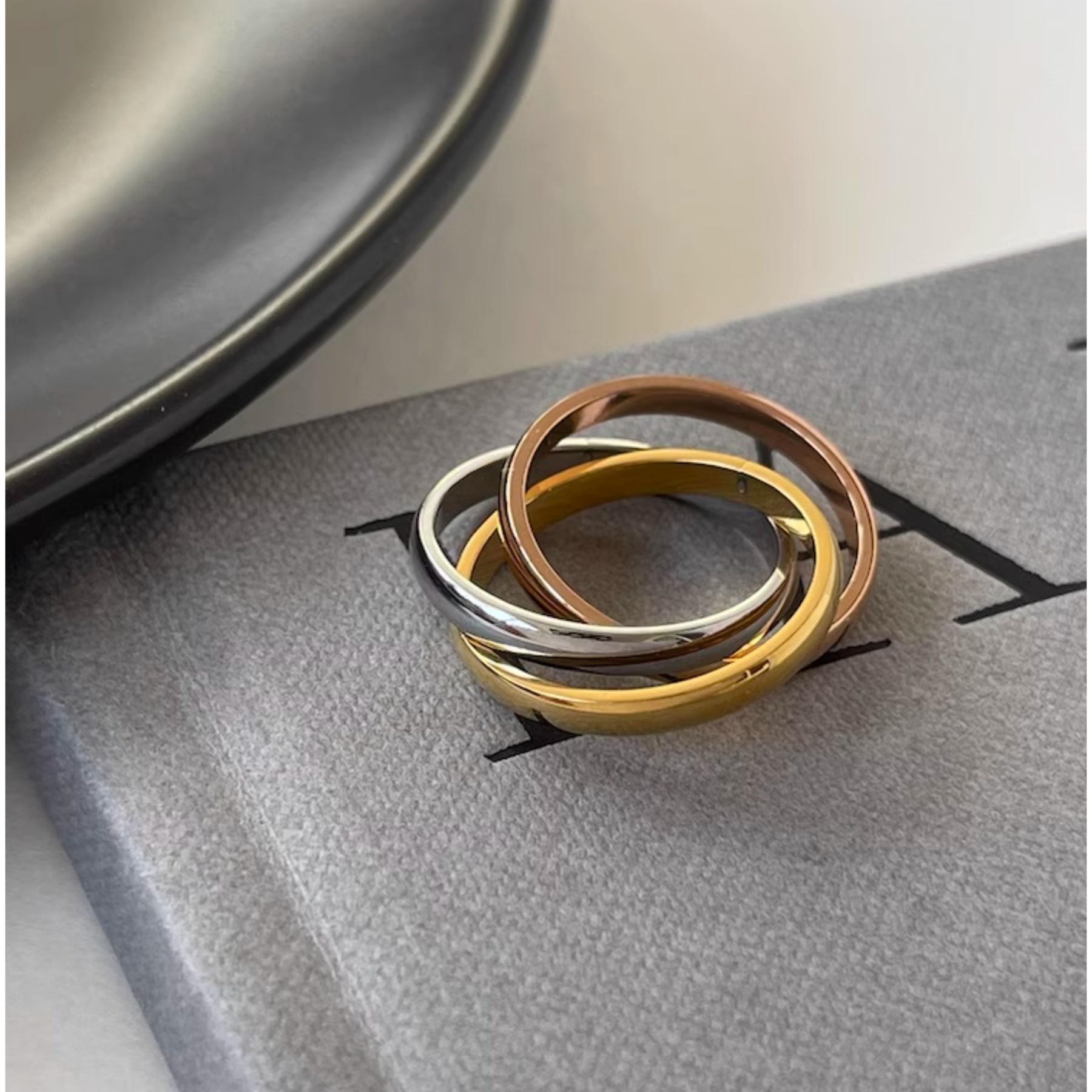 Three-color three-ring ring