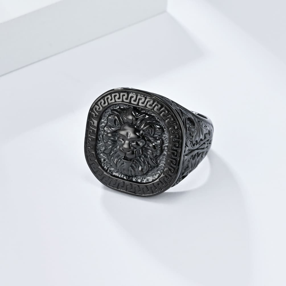 Vintage, bold lion-patterned ring