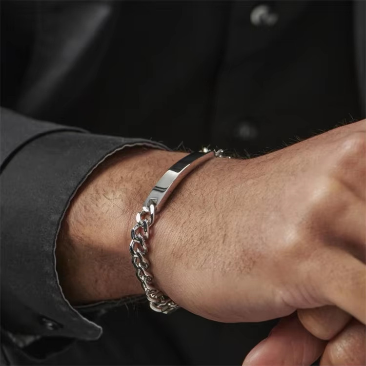 Customized nameplate bracelet