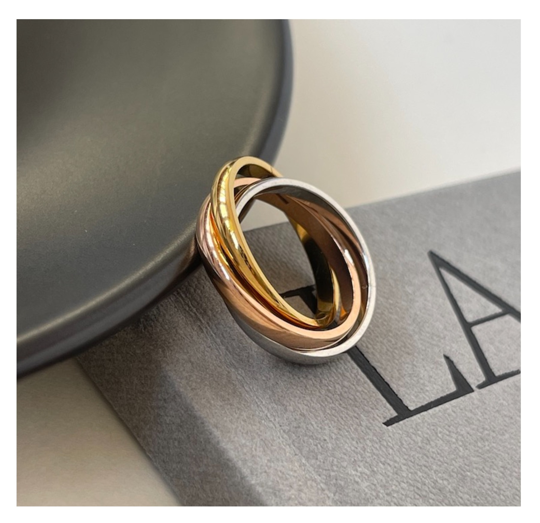 Three-color three-ring ring