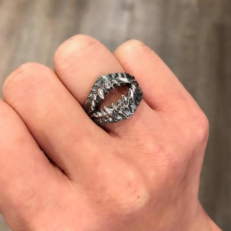 Retro pointed-tooth ring