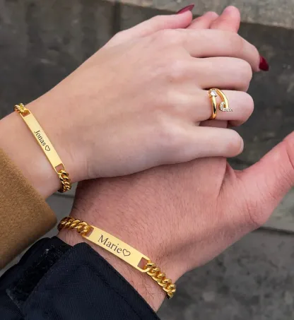 Customized nameplate bracelet