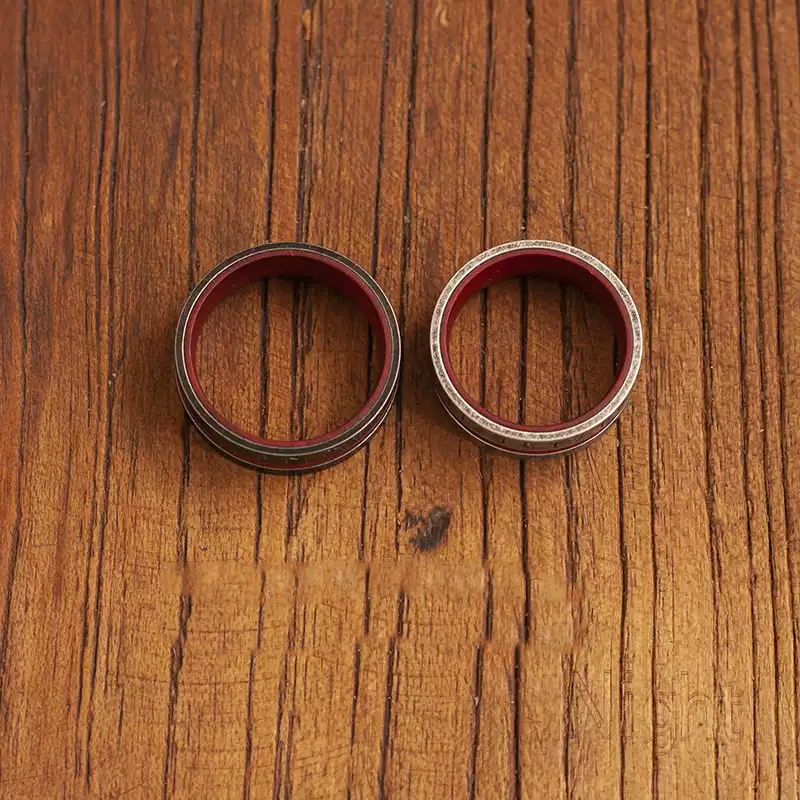 Contrast color vintage ring