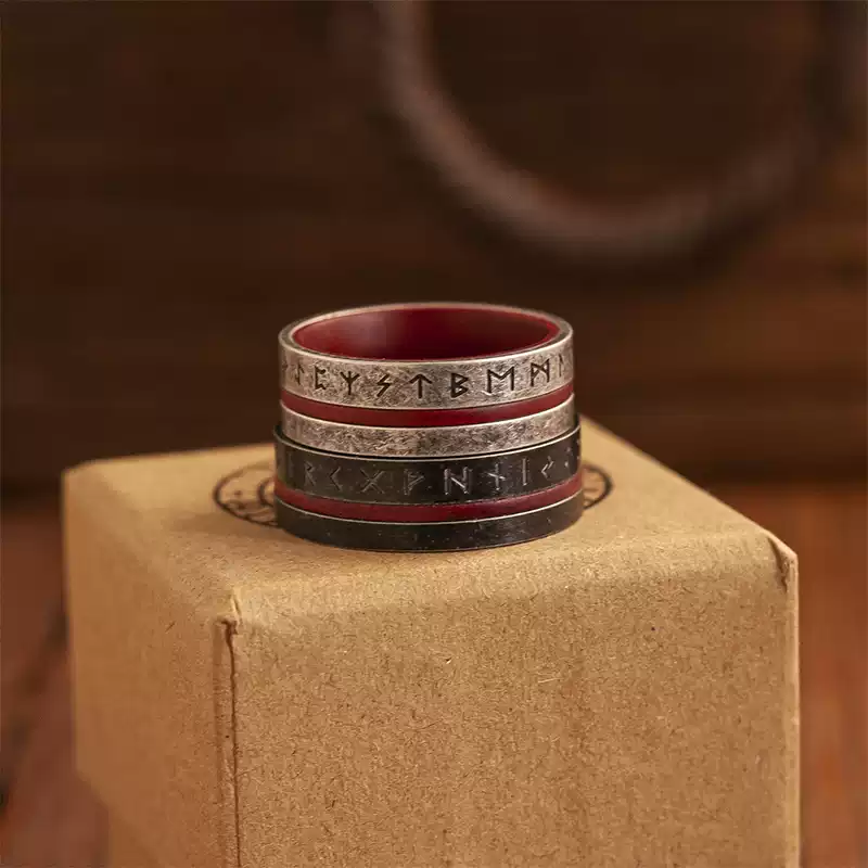 Contrast color vintage ring