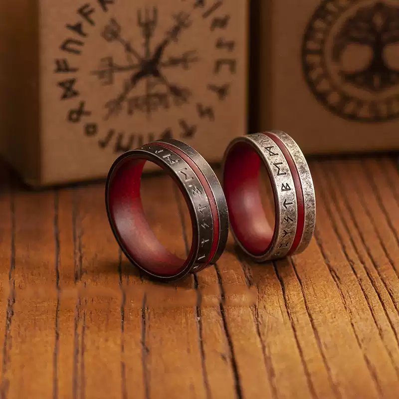 Contrast color vintage ring