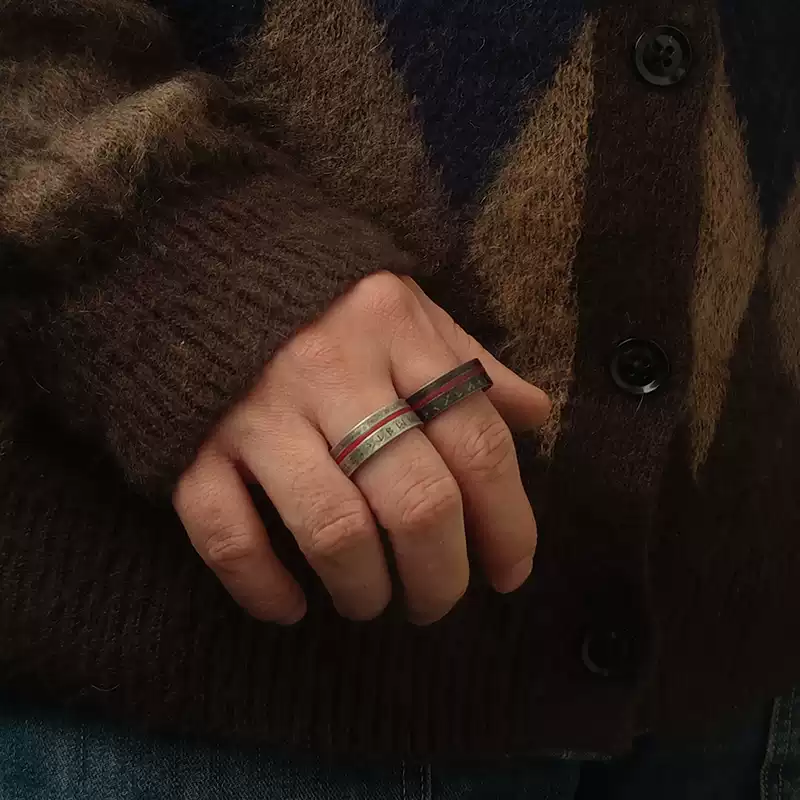 Contrast color vintage ring