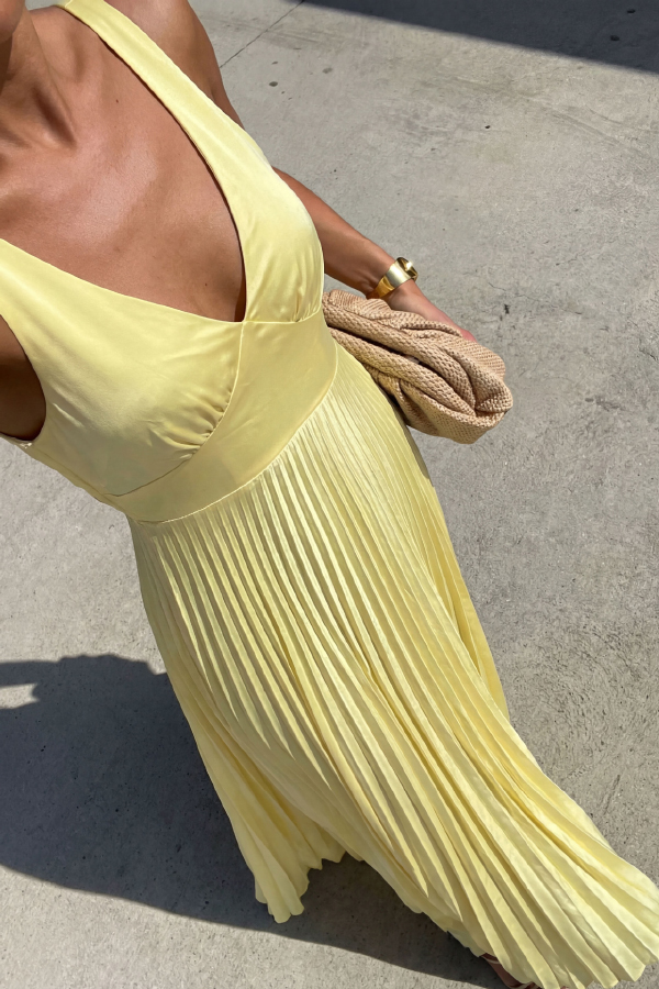 Solid Color V-neck Sleeveless Fitted Waist Backless Pleated Maxi Dress