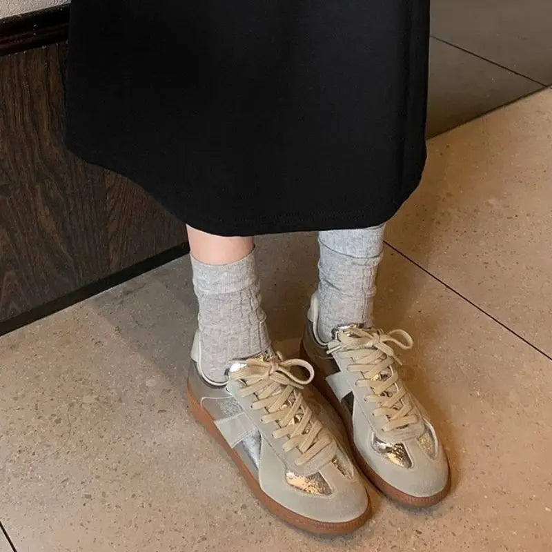 Woman's genuine leather casual sneakers in silver, featuring lace-up design and rubber outsole, perfect for everyday fashion and comfort-vestes novas