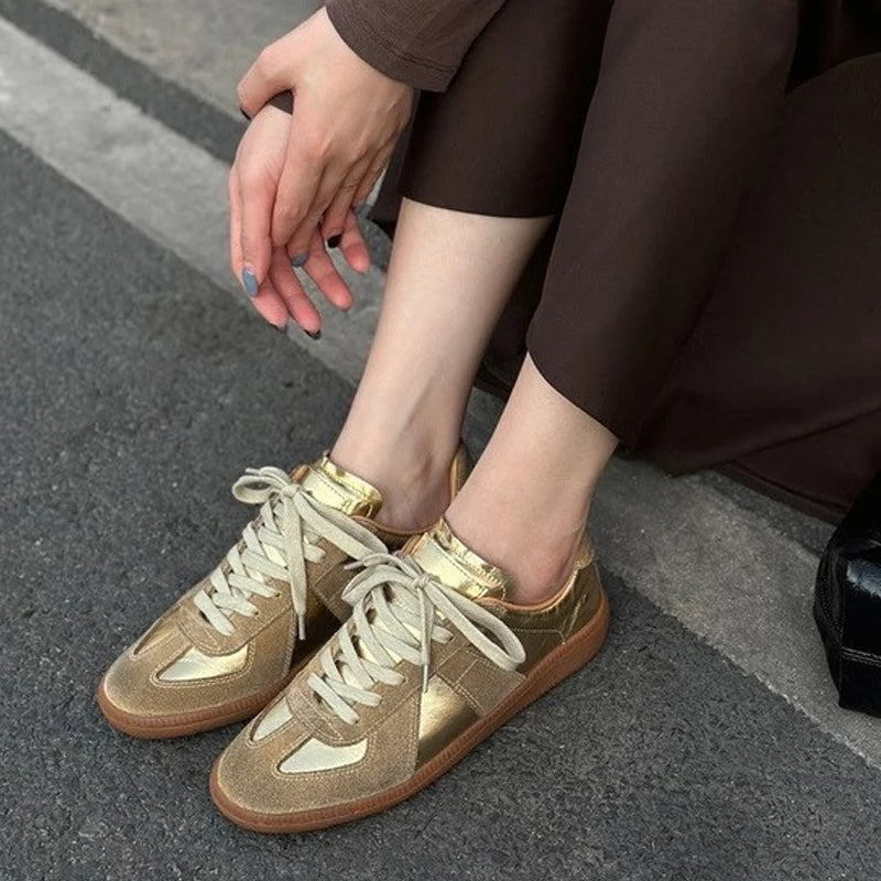 Woman's genuine leather casual sneakers in silver, featuring lace-up design and rubber outsole, perfect for everyday fashion and comfort-vestes novas