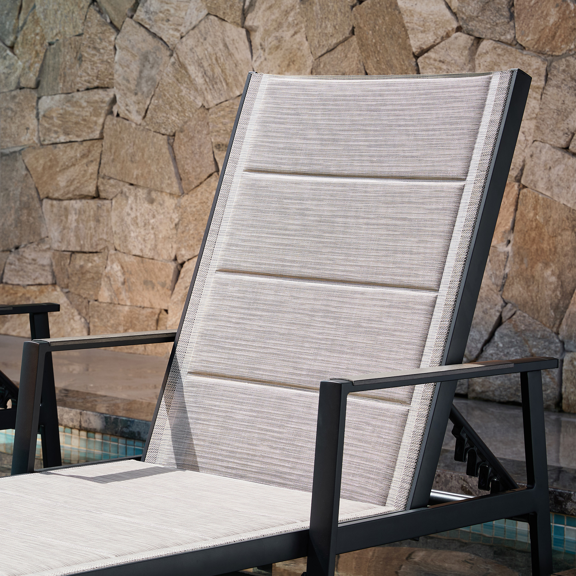 Outdoor lounge chair with beige fabric and black metal frame - Seehill