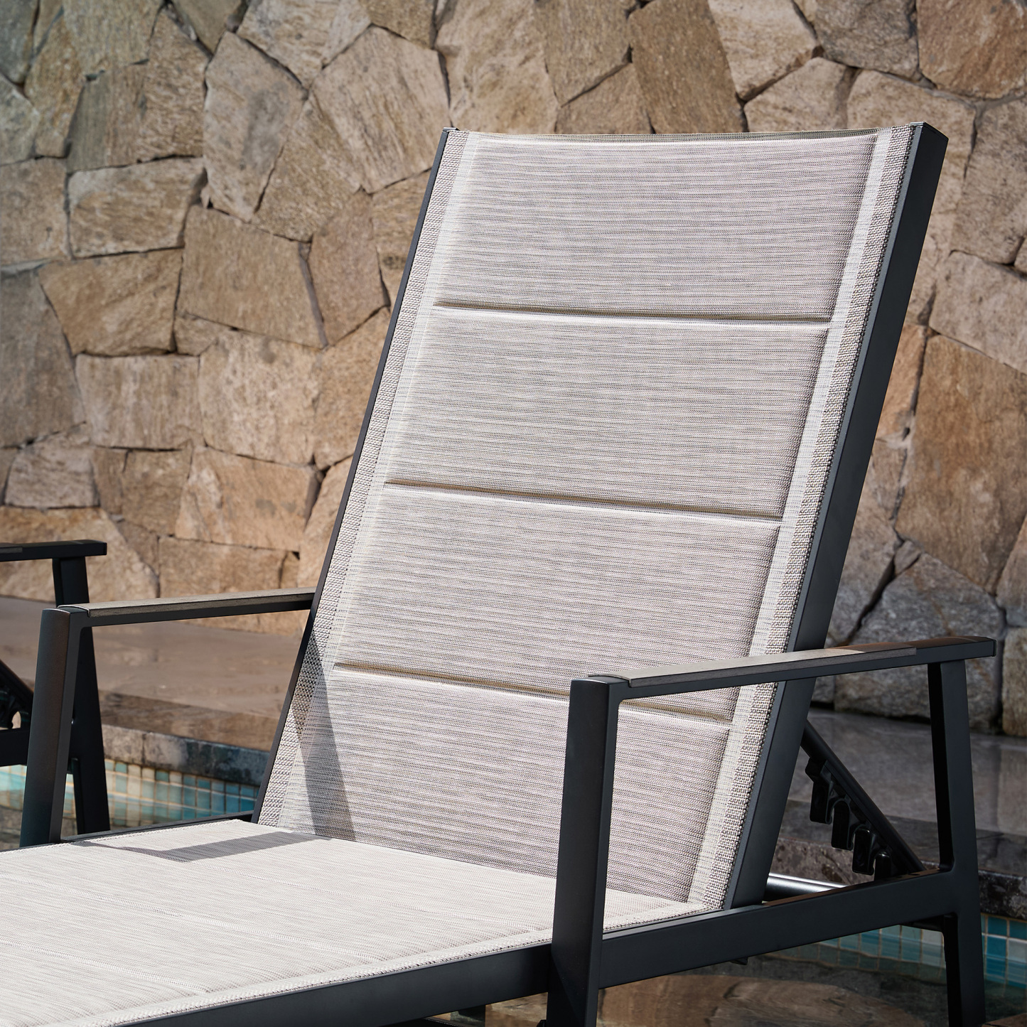 Outdoor lounge chair with beige fabric and black metal frame - Seehill