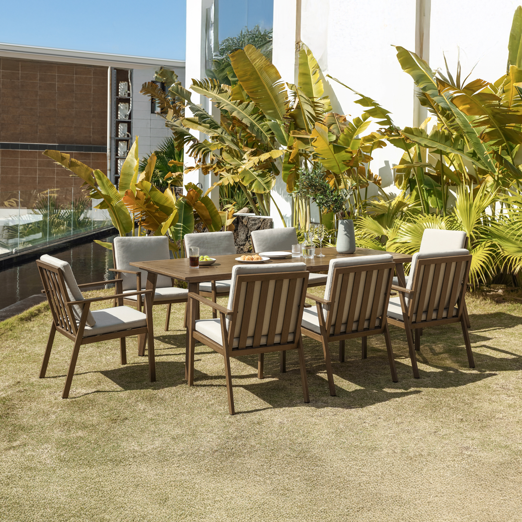 Modern 7-piece outdoor dining set with teak wood finish - Seehill
