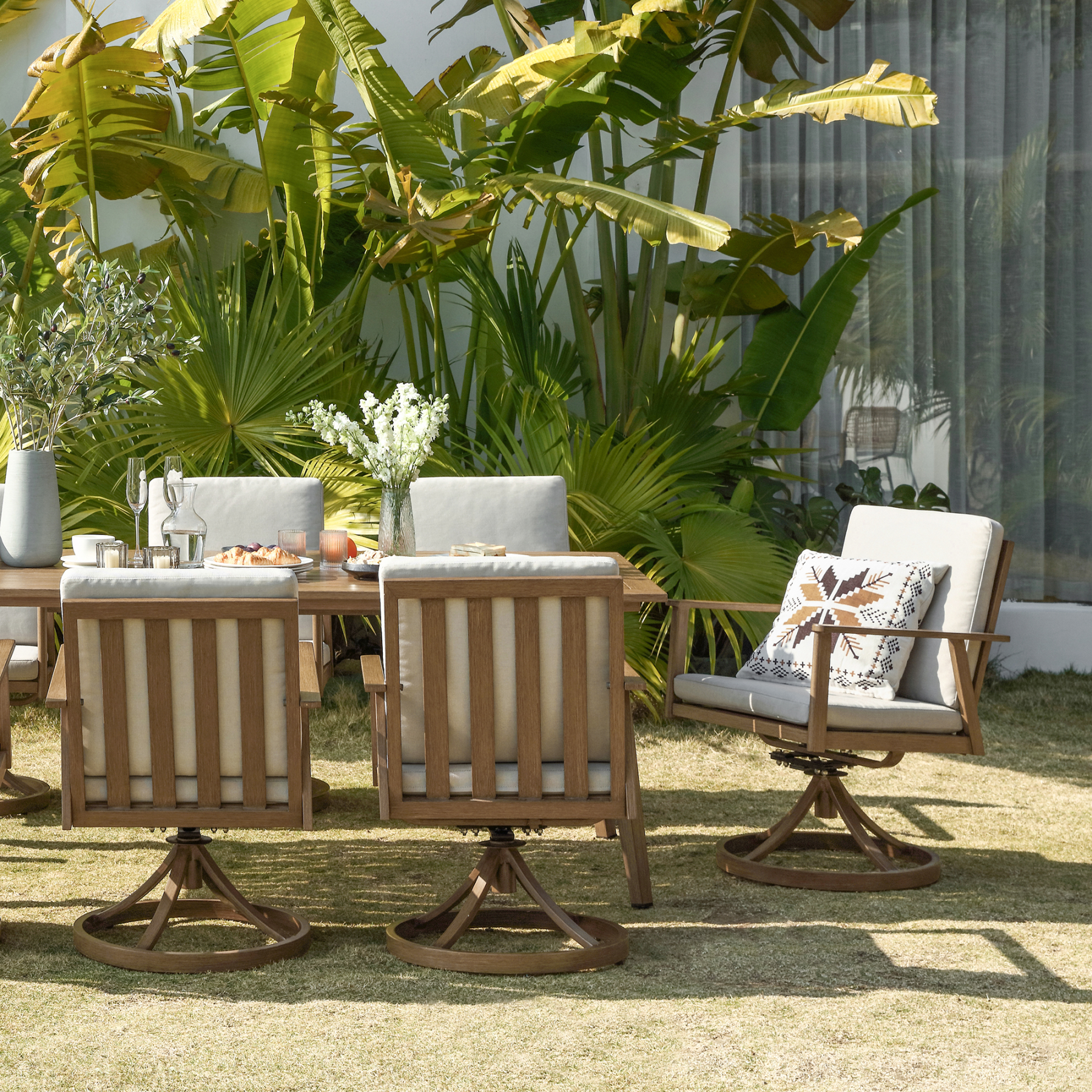 Teak outdoor dining set with swivel chairs, cream  - Seehill