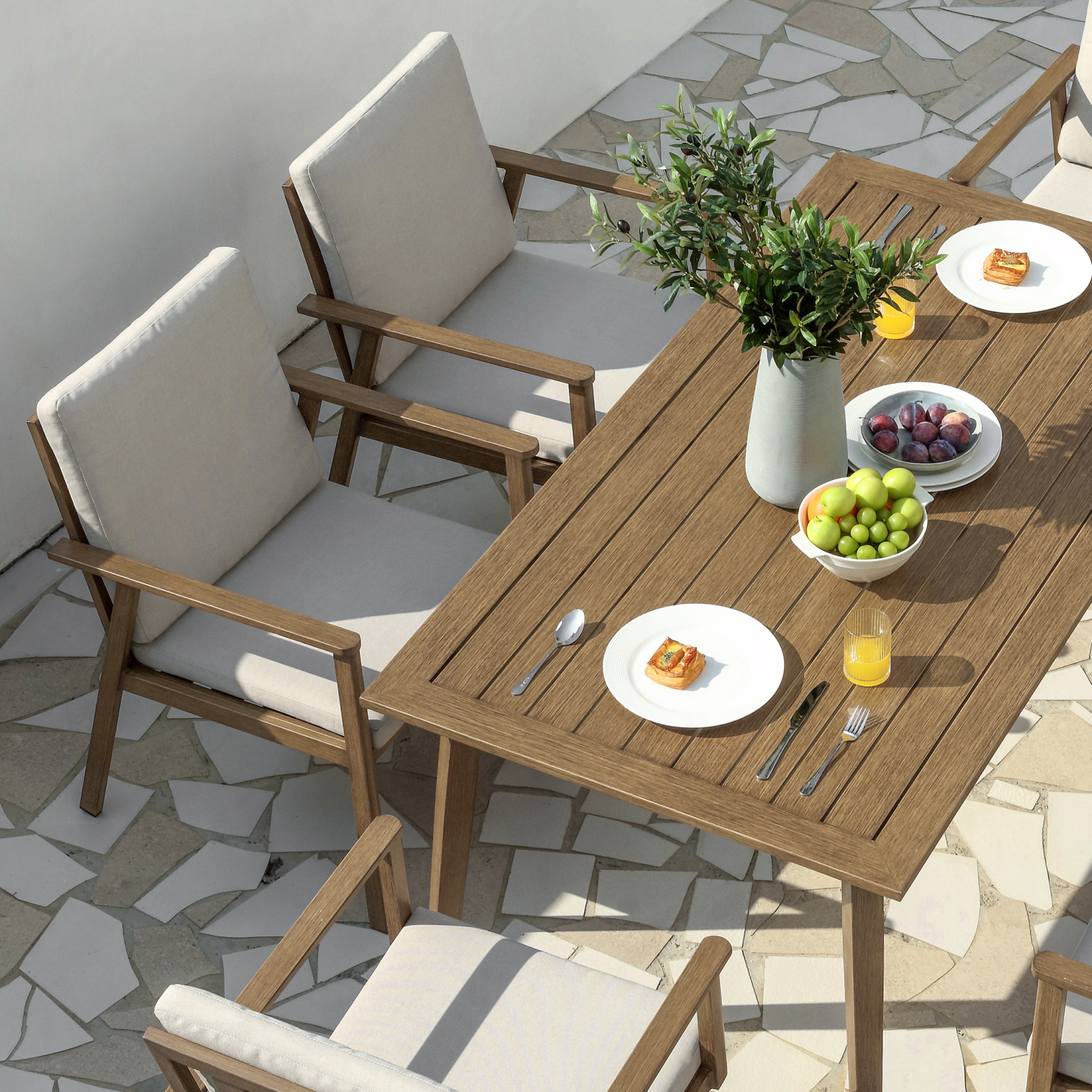 Modern teak outdoor dining set with beige cushions - Seehill